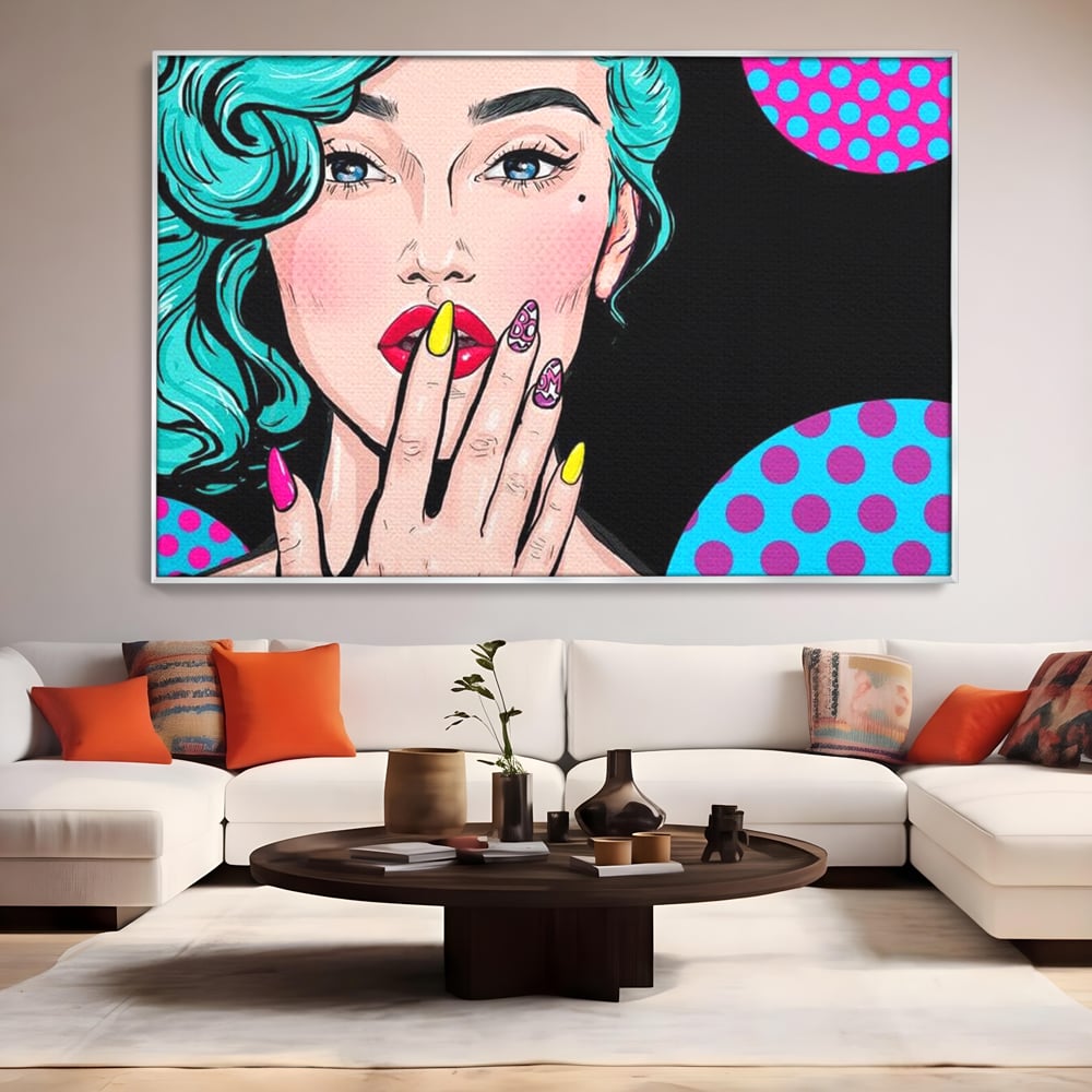Tablou canvas cu tablou canvas cu femeie pop art, in rama de aluminiu argintiu, pe perete intr-un living